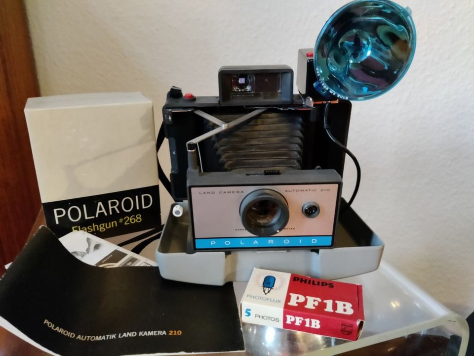 Polaroid 210 Land Camera + Polaroid Blitz Flashgun 268 70er Jahre in Dörentrup