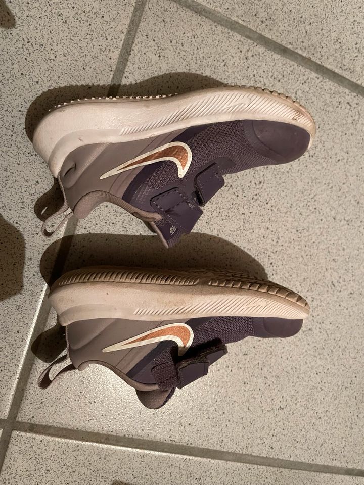 Nike Schuhe 22, Zwillinge möglich in Ratingen