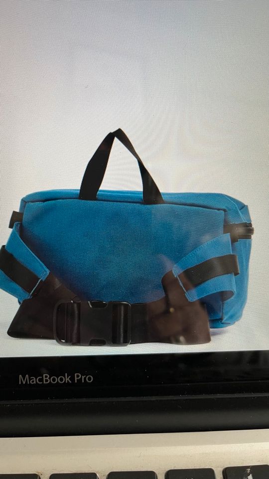 TOPO  Designs, Hip pack in blau aus recyceltem Nylon in Berlin