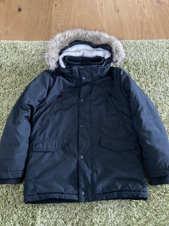 H&M Winterjacke schwarz Gr. 140 in Marburg