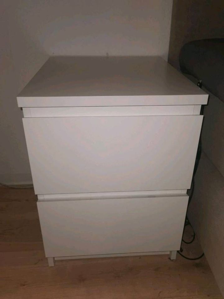 1 Malm Ikea Nachttisch Weiß in Bad Segeberg