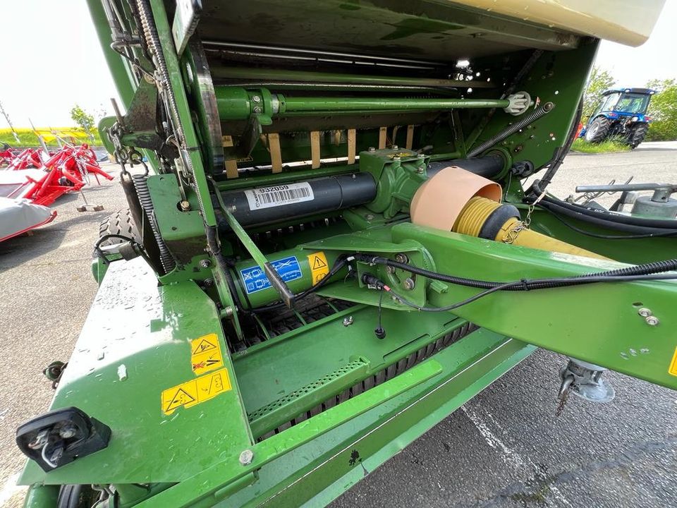 Rundballenpresse KRONE Comprima F 125 Heu Stroh in Wipfratal