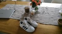 Adidas court Gr. 33 Turnschuh Sneaker Nordrhein-Westfalen - Oerlinghausen Vorschau