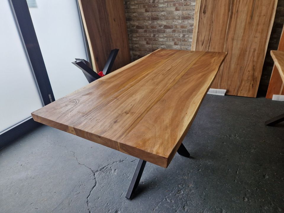 Esstisch Baumkante Suar Tisch 180cm Massiv Holz Esszimmer Unikat in Bad Schwartau