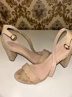 Beige High Heels aus Samtstoff von H&M- elegant und bequem Frankfurt am Main - Nieder-Eschbach Vorschau