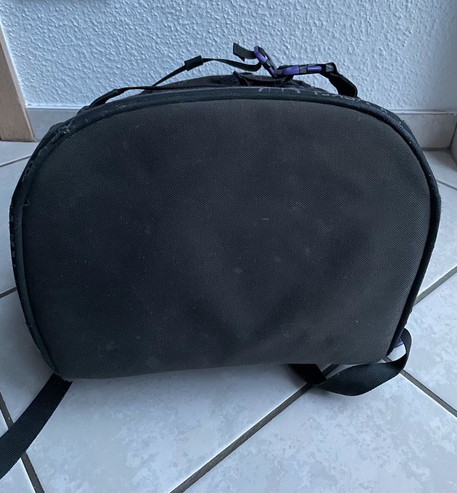 Satch  Schulrucksack Rucksack schwarz / lila  + Heftemappe in Ohlsbach