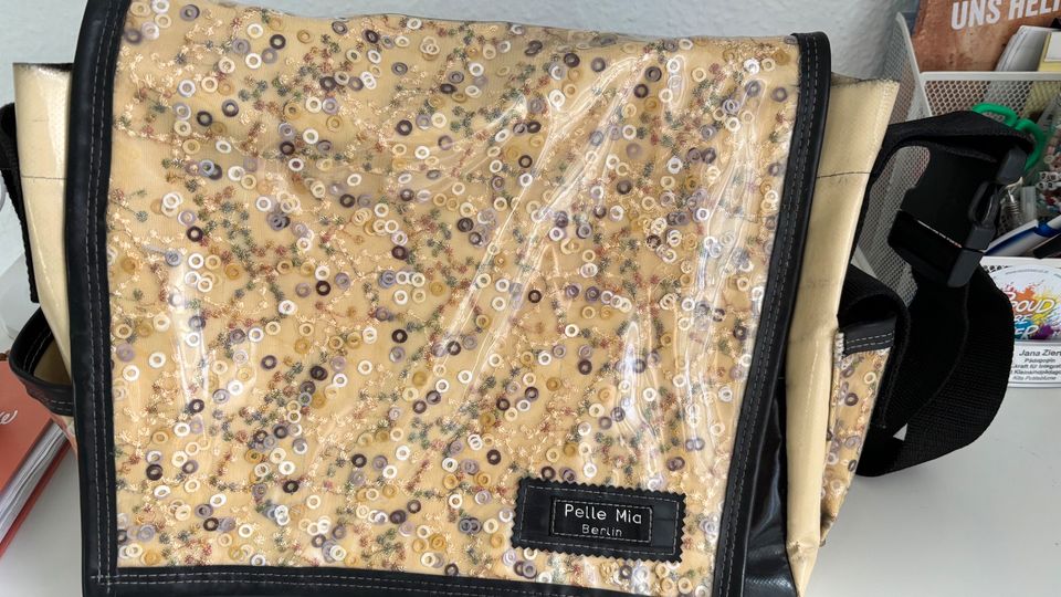 Einzigartige Pelli Mia Handtasche Messanger Bag groß Upsycling in Berlin