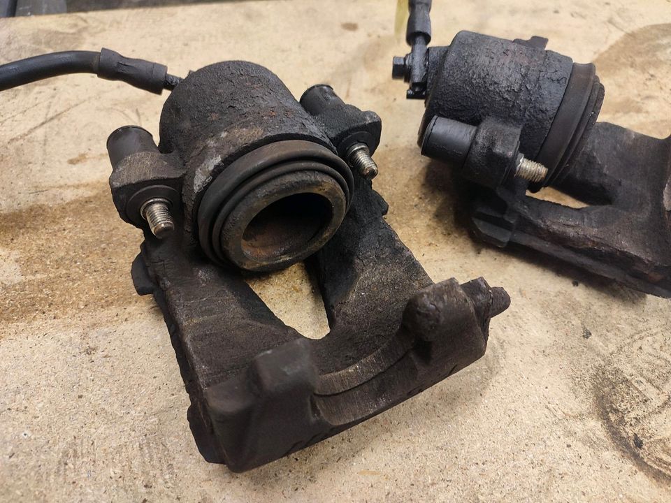 VW Polo 9N 1.4 Benzin 75PS Bremssättel Bremse vorne links rechts in Velbert