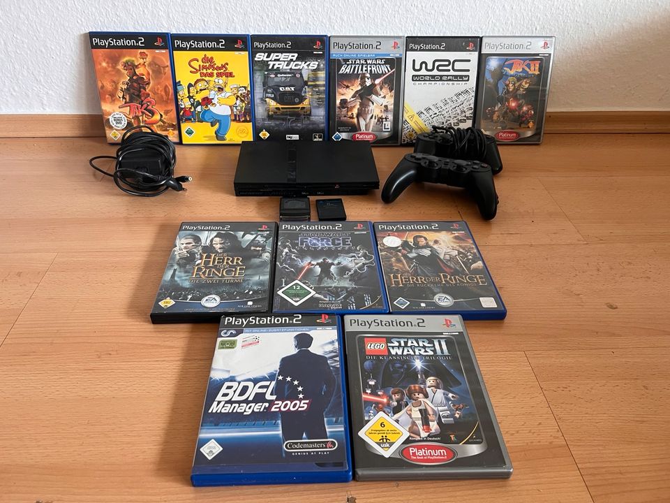 PS 2 inklusive 2 Controllern & Spielen in Bad Wünnenberg