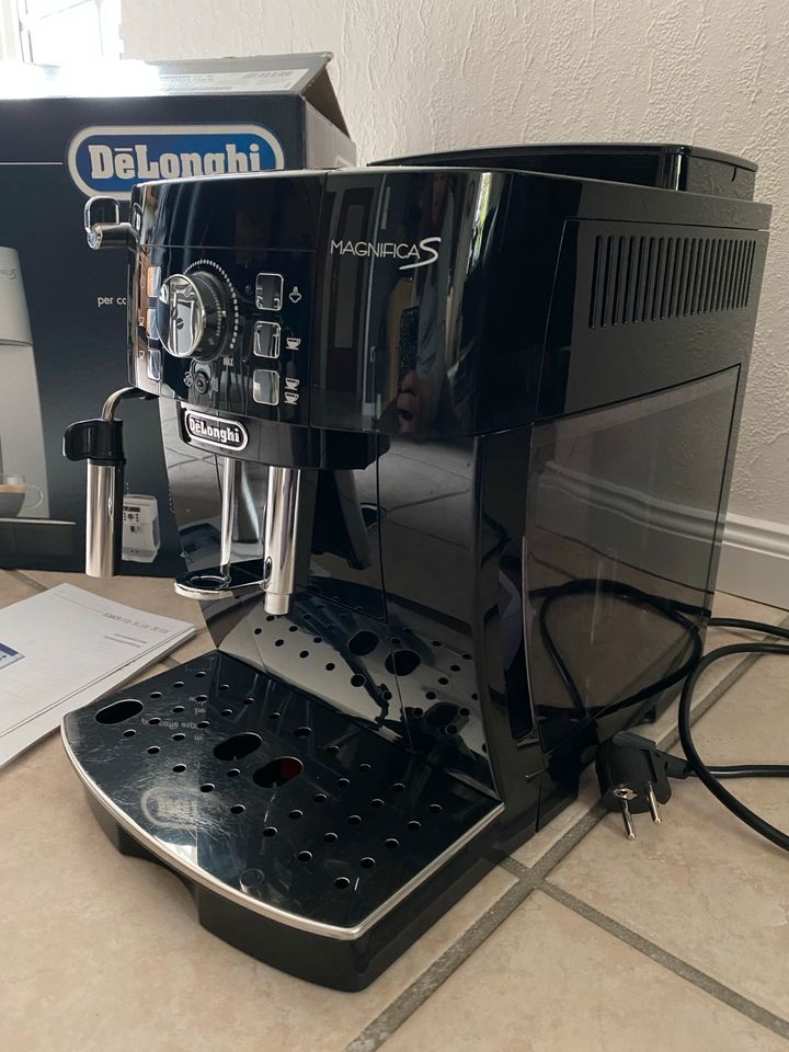 DeLonghi Magnifica S schwarz Kaffeevollautomat Milchaufschäumdüse in Seevetal