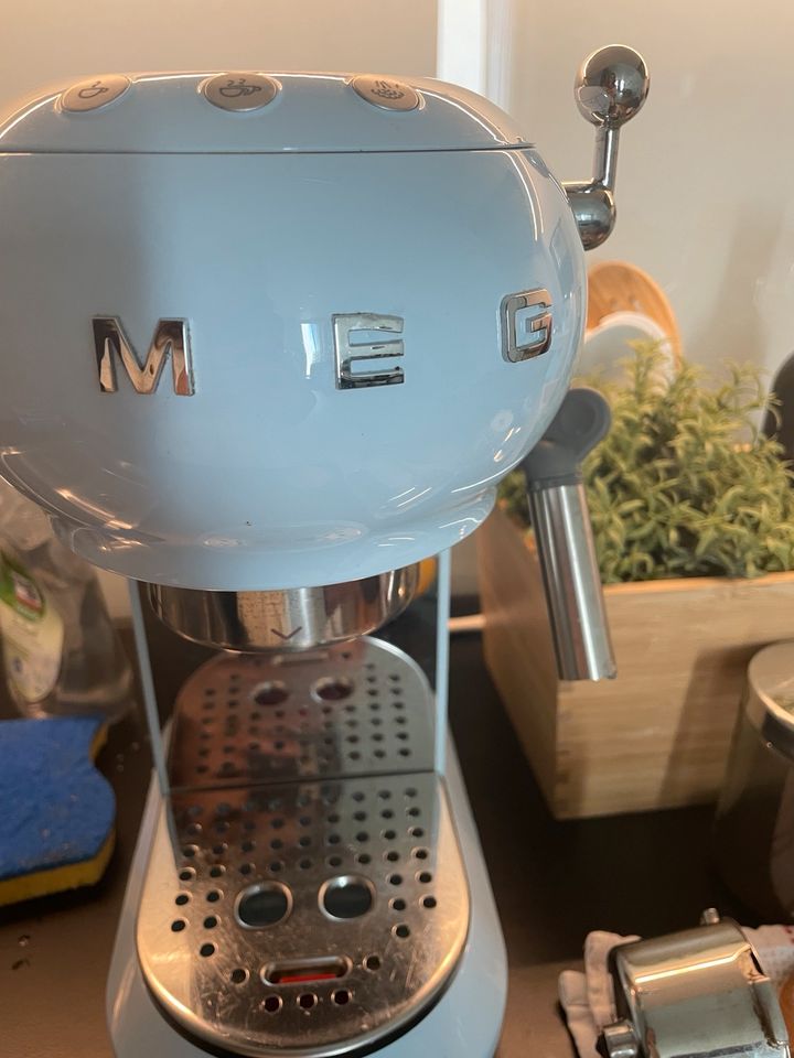 Smeg Kaffeemaschine + Kaffeemühle in Stuttgart