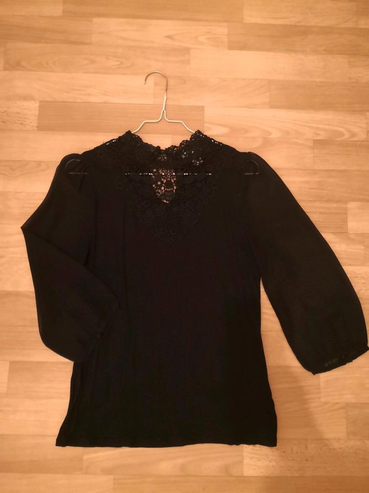 Schwarze Bluse mit Spitze in Halle