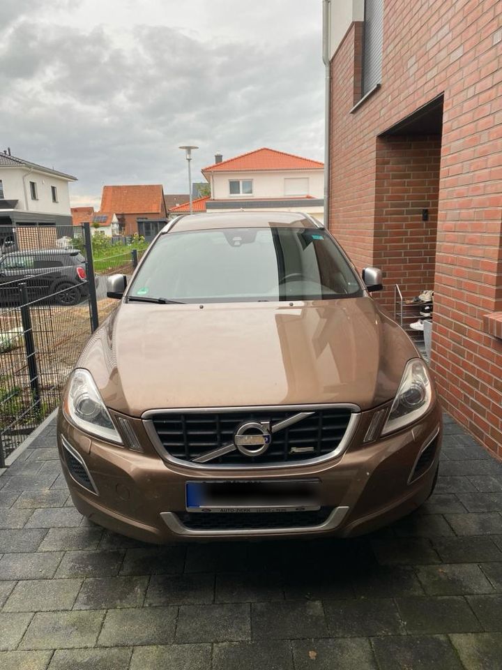 VOLVO XC 60 / R-Design / AWD / 169 KW / TÜV 2025 / in Vechelde