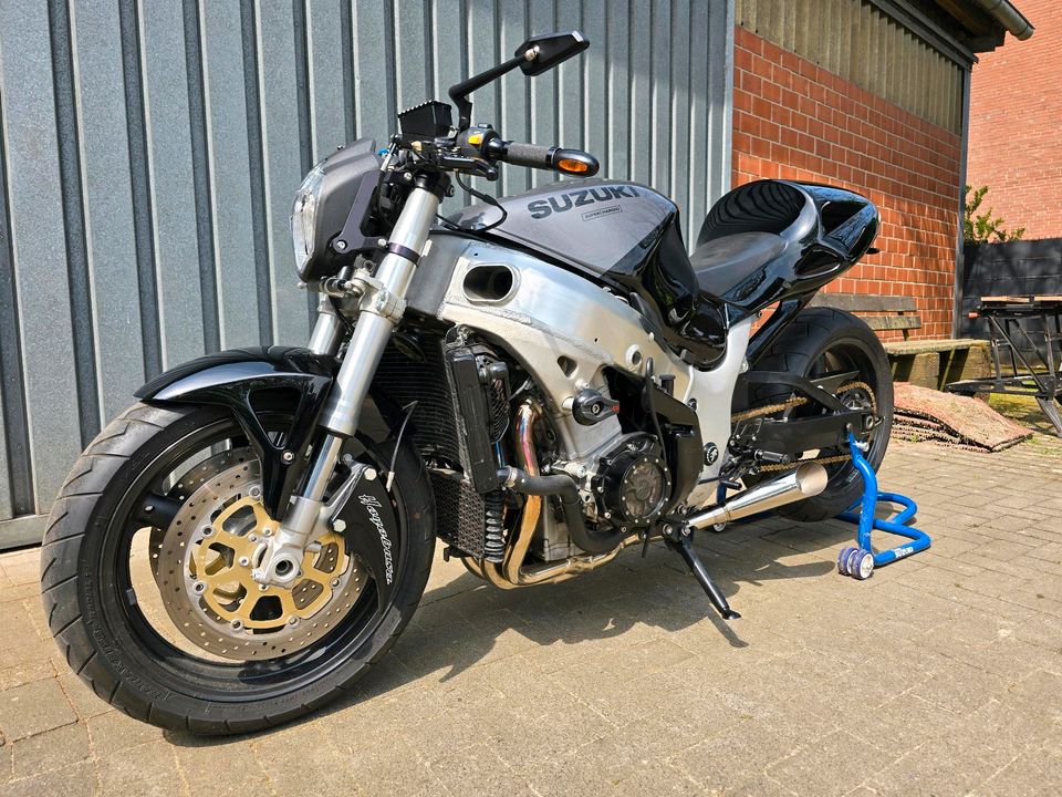 Suzuki GSX 1300 R Hayabusa Naked Bike in Moers