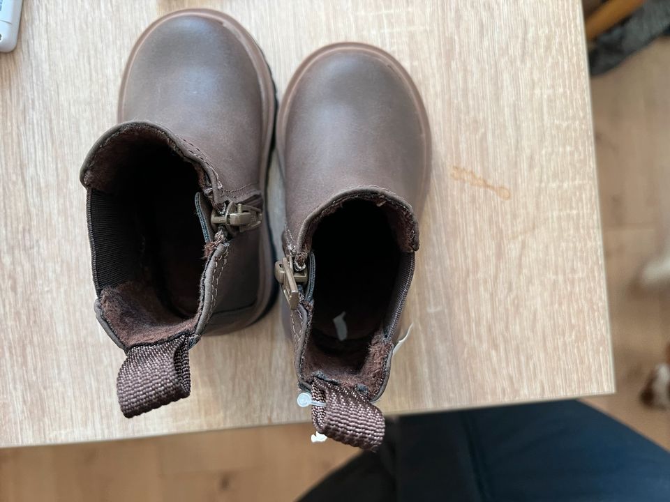 Ungetragene Boots mit Etikett in 18/19 in Berlin