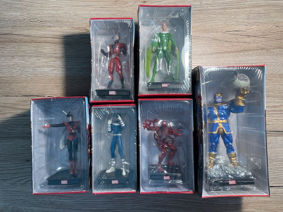 Marvel Panini Figuren + Ständer in Stuttgart