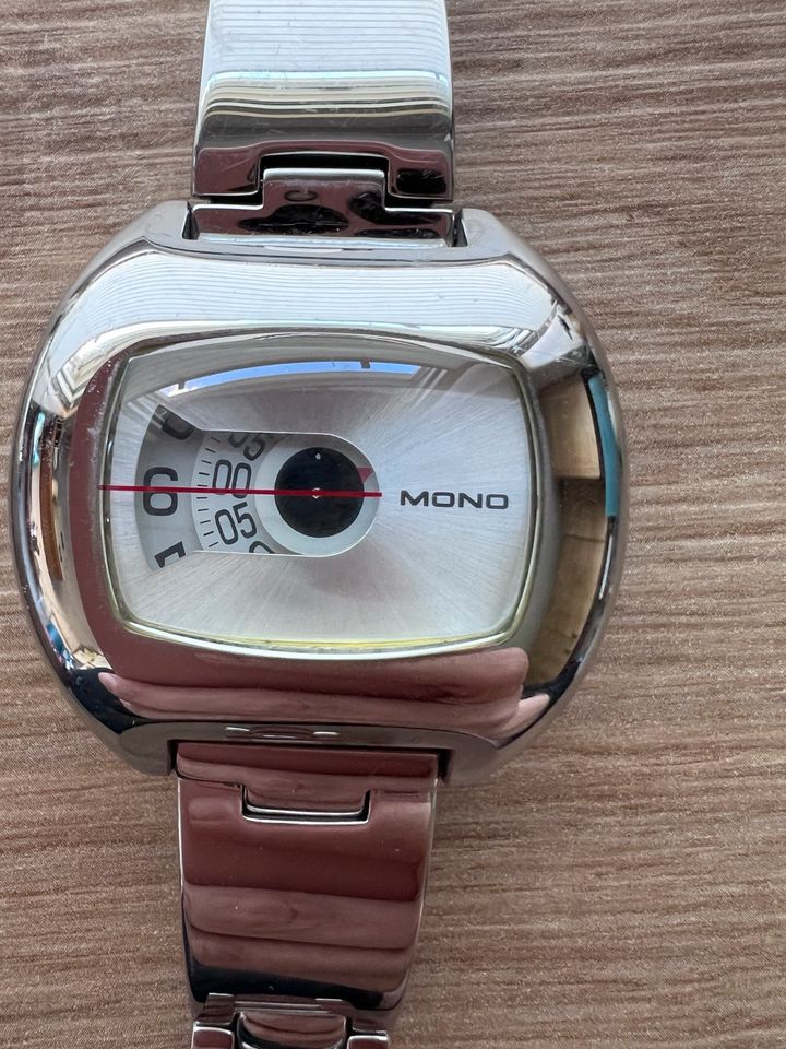 ausgefallene Armbanduhr von MONO in Hamburg