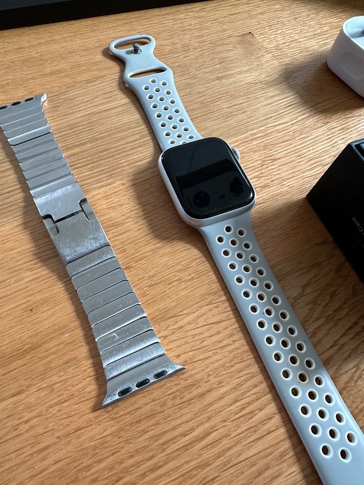 Apple Watch Series 4 Nike+ Cellular 44mm mit OVP und Zubehör in Bestensee