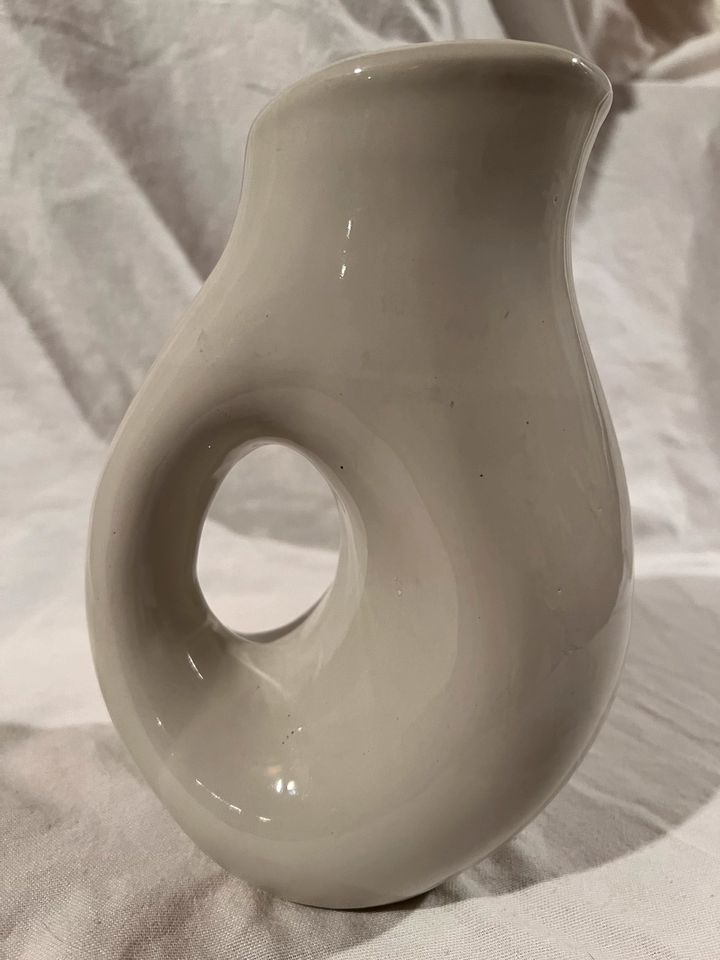 Große weiße Vase aus Keramik in Hausach