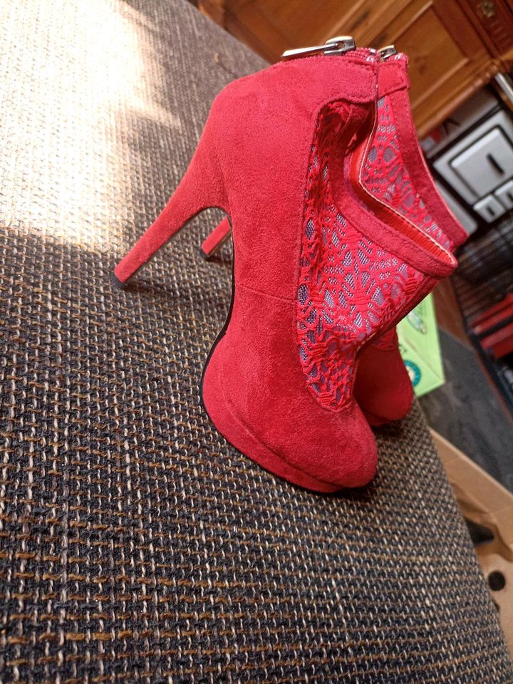 Roter High Heel in Struxdorf