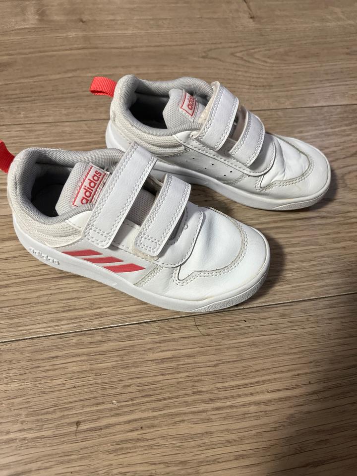 Adidas Schuhe mit pinke Streifen fur Madchen Gr. 26