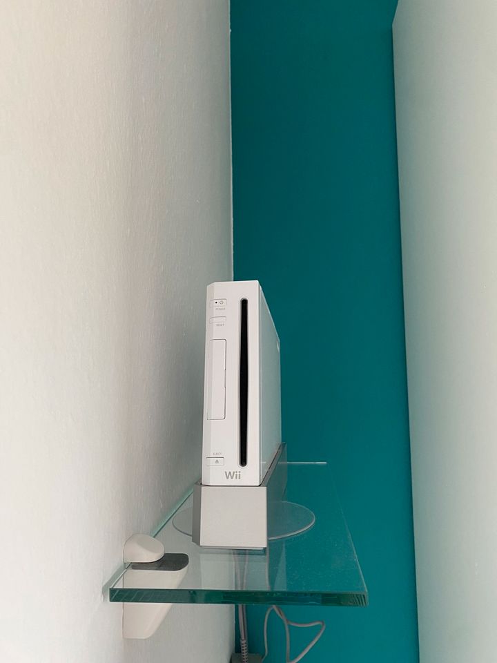 Wii inklusive Zubehör (Board, 2 Lenkräder, Mikrofon etc.) in Nörvenich