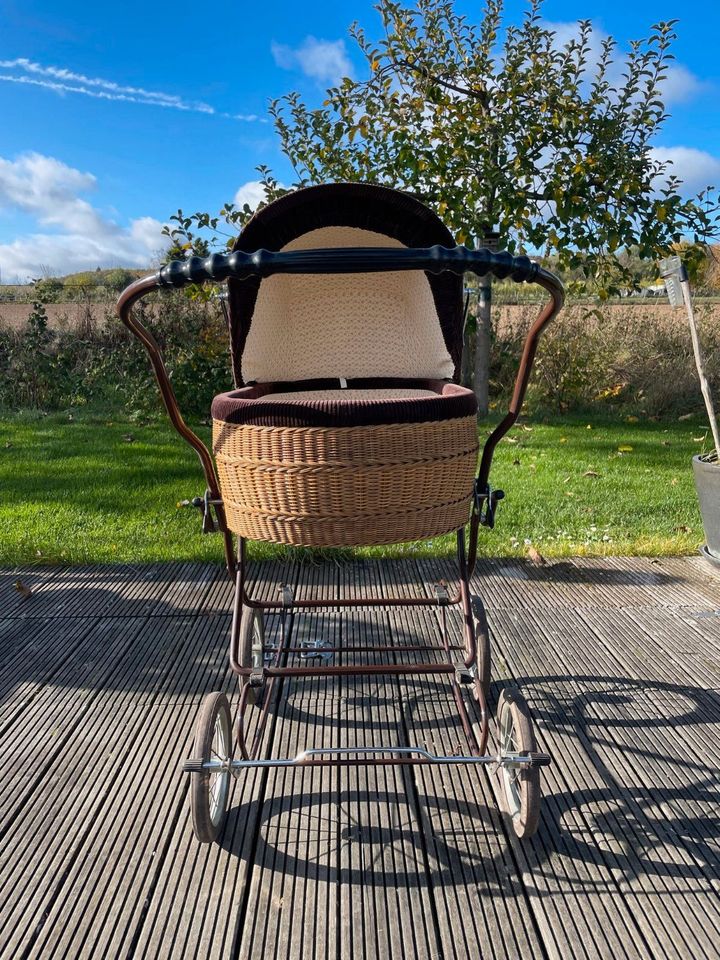 Original Rattan Kinderwagen in Grafschaft