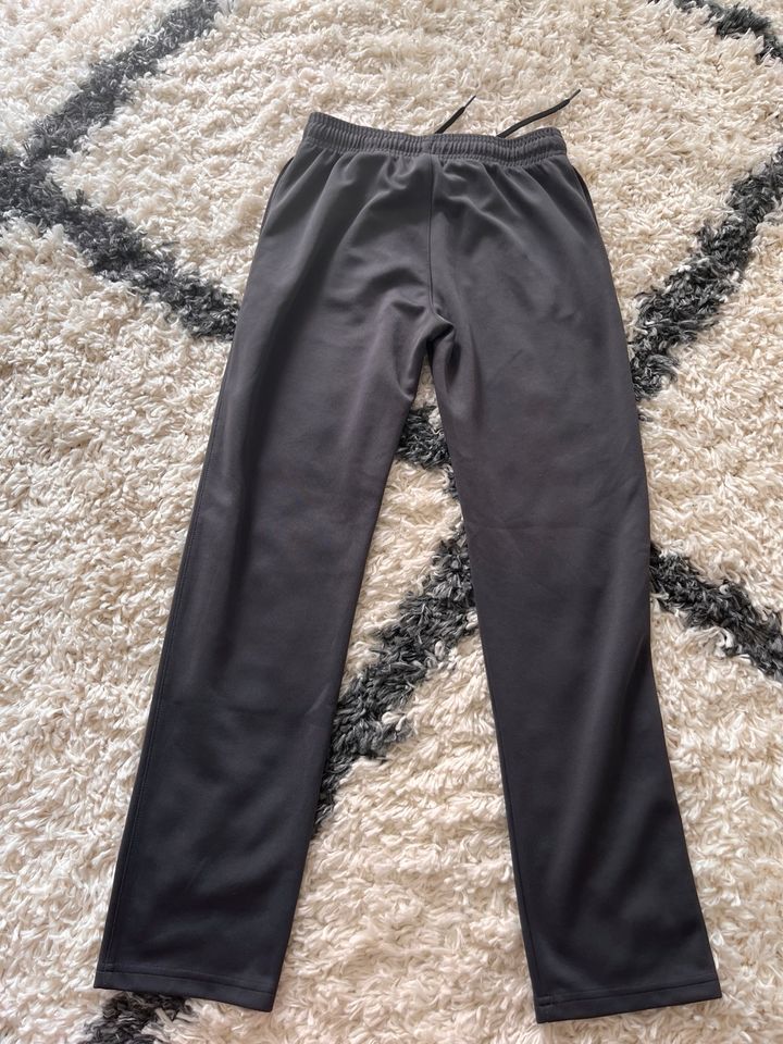 H&M Sport Jogger Gr 146/152 in Kaltenkirchen