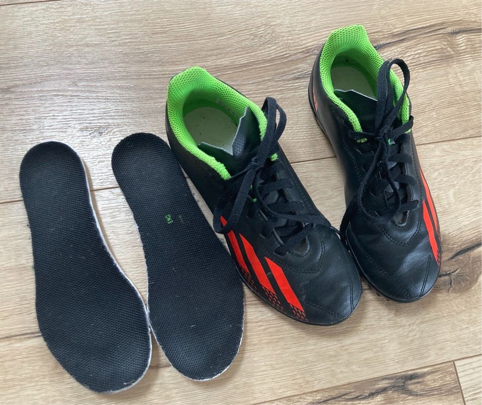 Adidas Fußballschuhe 34 in Kürten