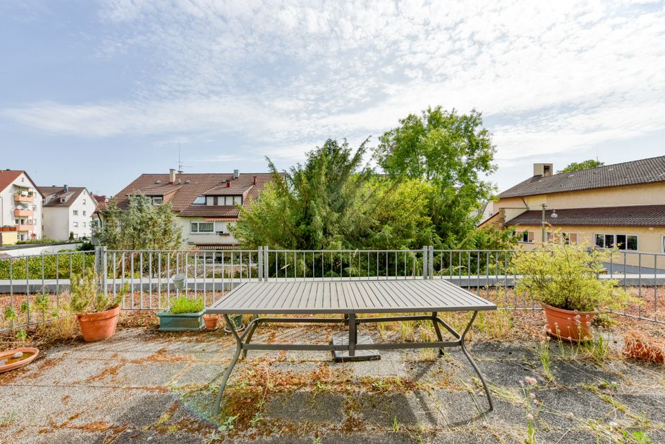 +++ modernisiert & zentral - Büro im 1.OG mit 20 m² Ost-Balkon - inklusive 2 TG-Stellplätze & EBK +++ in Stuttgart