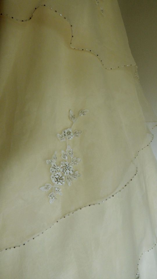 Brautkleid mit Schleppe crem-beige Gr. 36/38 - NEU ohne Etikett in Mönchengladbach