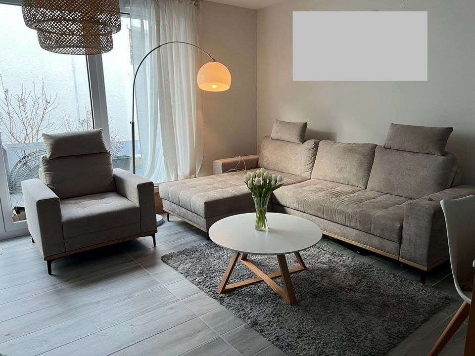 4 Wochen alte Sofa-Landschaft mit Sessel + Kopfstützen in beige in Groß-Zimmern