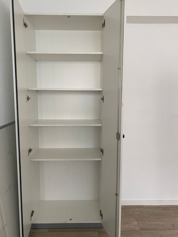 Büro Schrank (2 x) mit Schlüssel in Offenbach