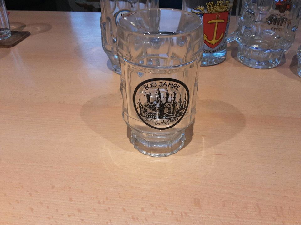 Verschiedene Glas Bierkrüge in Westoverledingen