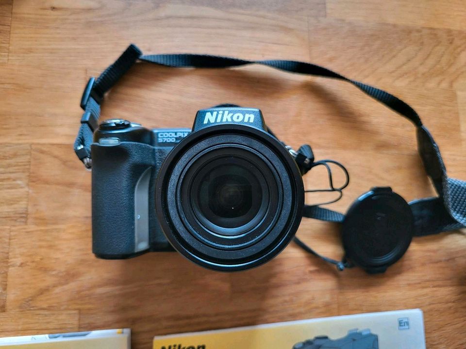 Nikon Coolpix 5700 mit Zubehör in Trostberg