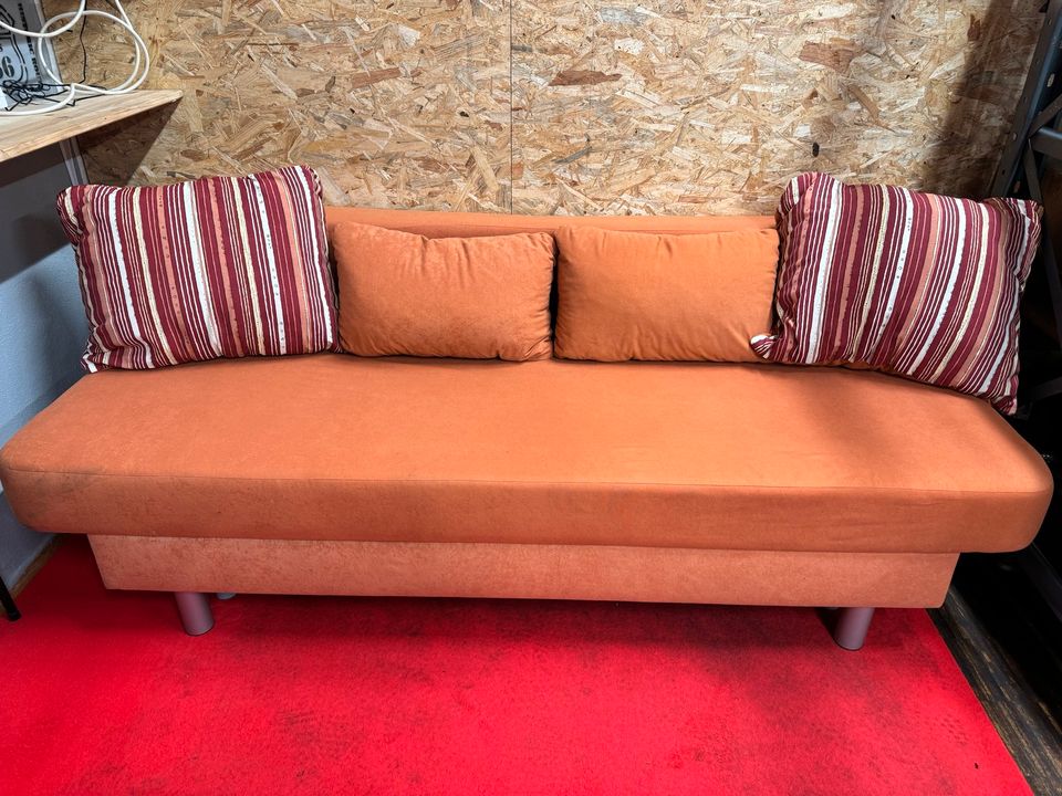 3er Couch Schlafsofa Ausziehbar orange Bett Couch in Baden-Baden