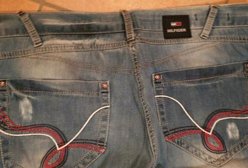 Tommy Hilfiger Jeans Jeanshose Größe 36/32 neuwertig in Oberthulba