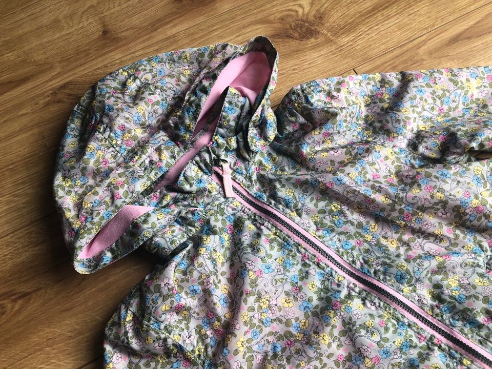 H&M Windjacke Jacke Frühling Sommer Blumen mit Kapuze Gr. 128 in Mücke