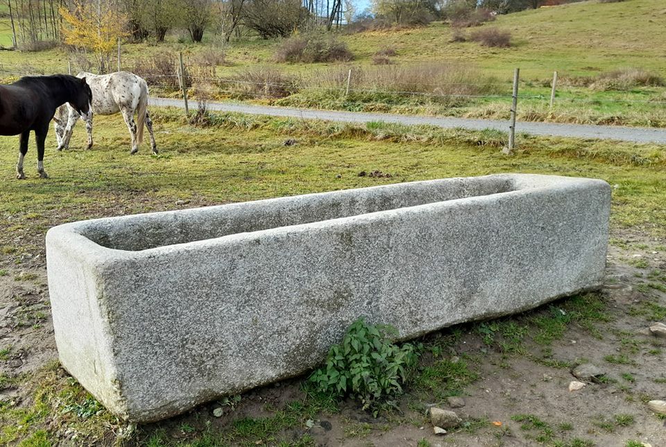 Sehr großer Granitbrunnen, Granittrog, Granitwassergrand