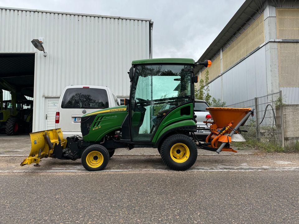 John Deere 1026R Winterdienst Allrad Pflug Streuer nur 174 BH in Ulm