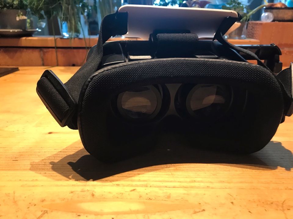 Neuwertige VR Brille von VR Box in Waldkirch