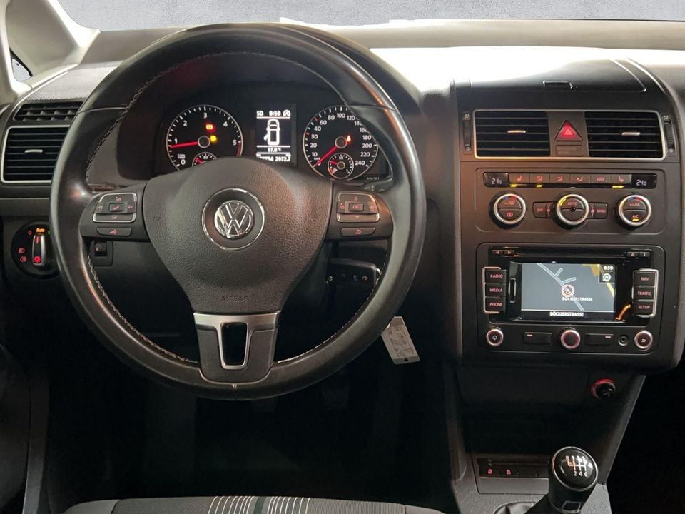 Volkswagen Touran 1.6TDI DPF 7Sitze Klimaaut. Navi SHZ AHK in Fulda