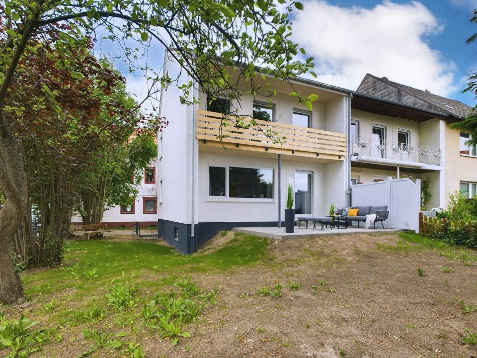 NEU RENOVIERTE HAUSHÄLFTE MIT 4 ZIMMERN, DOPPELGARAGE, KELLER + EIGENEM GARTEN! SOFORT ZU BEZIEHEN! in Göttingen