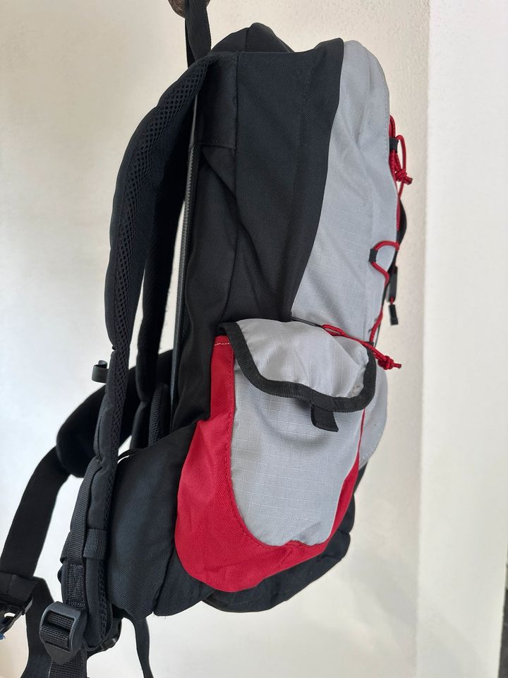 Praktischer Wanderrucksack ca. 15l in Neuengönna