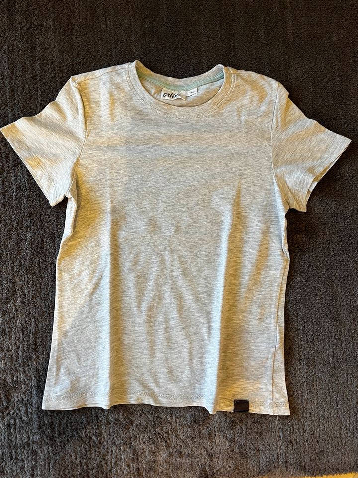 T Shirt grau / weiß Gr. 140 in Rheinzabern