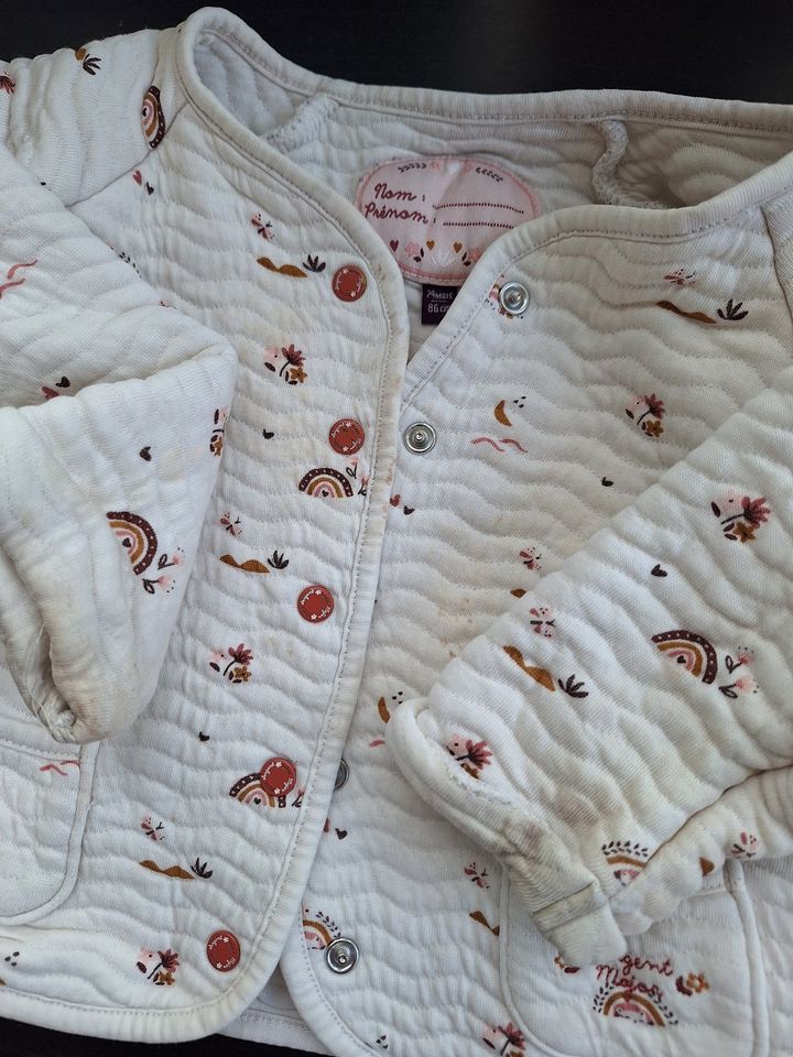 Weiße gesteppte Babyjacke mit Regenbögen, G. 86 in Berlin