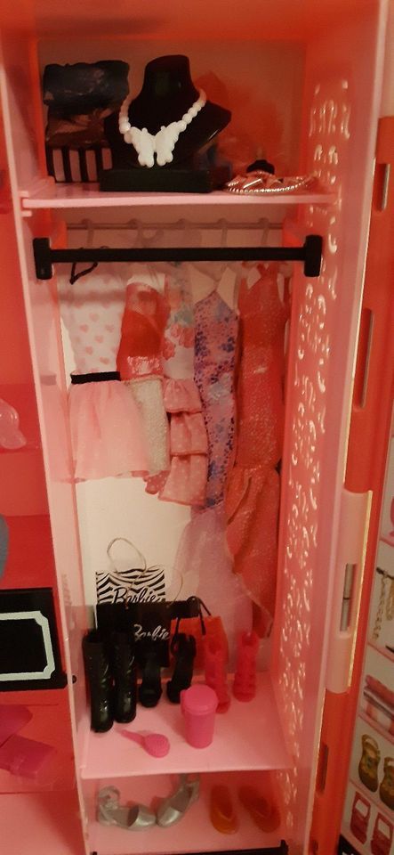 Barbie Kleiderschrank tragbar, Kleiderkoffer in Seevetal