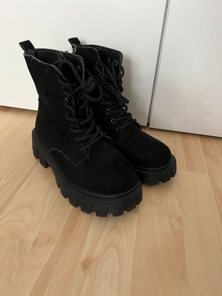 Schwarze Boots in Hannover