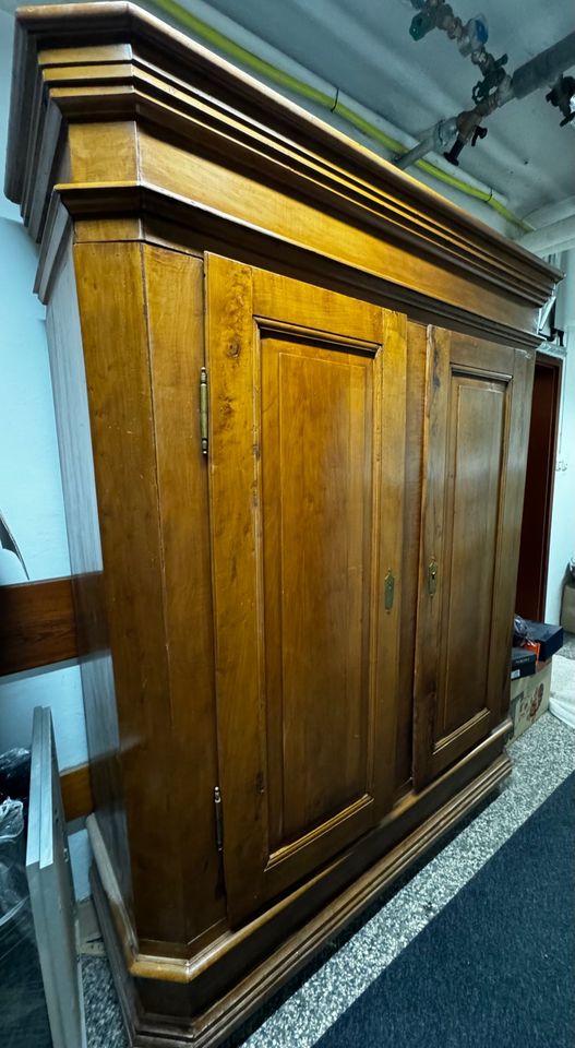 ANTIKER BIEDERMEIER KLEIDER SCHRANK in Erlangen