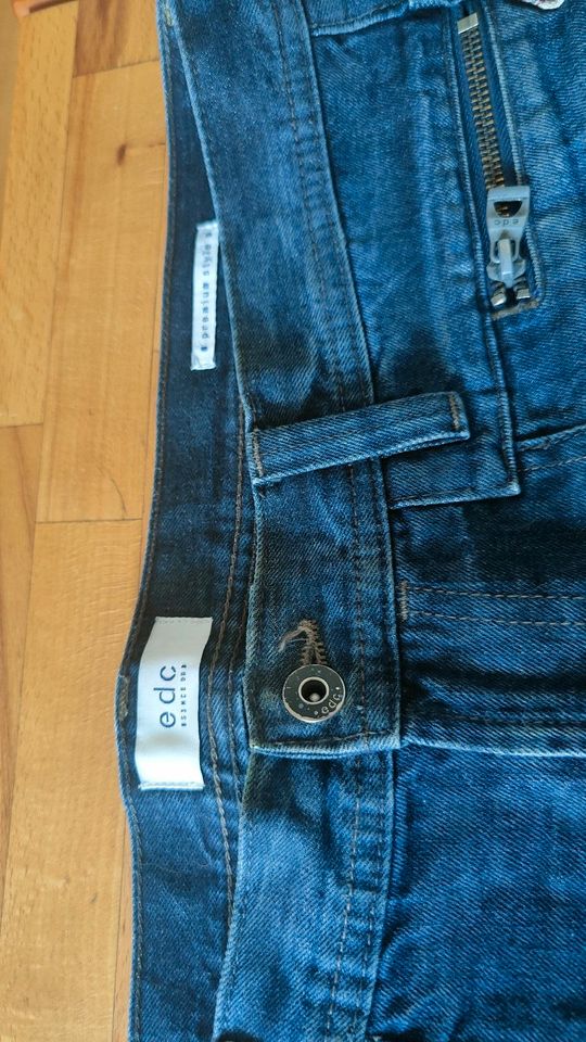 EDC Esprit Herren Hose Shorts Jeans Gr. 34 in Obertshausen